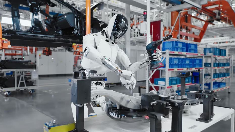 Čínský humanoidní robot Iron s orlím zrakem a výkonnou umělou inteligencí