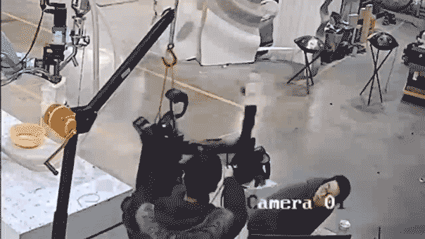 Humanoidní robot zaútočil na dělníky v čínské továrně