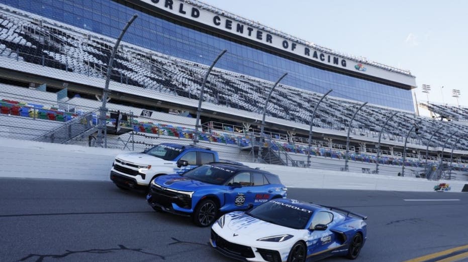 Chevrolet píše historii na Daytoně 500 s prvním elektrickým vozem jako pace carem