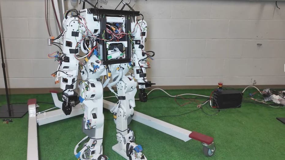 Berkeley představuje lehkého humanoidního robota s otevřeným zdrojovým kódem