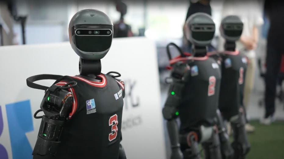Autonomní humanoidní roboti debutovali na fotbalovém turnaji v Číně